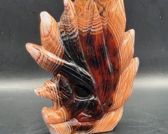 Tallado de zorro kitsune de nueve colas en sardónice • Decoración con cristal de ágata de Madagascar
