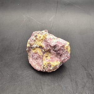 Piedra de rodonita cristalina 78g • Mineral rosa en bruto • Silicato de manganeso • Cristal decorativo • Ejemplar de colección
