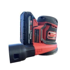 Puede incluir: Una lijadora inalámbrica roja y negra con una batería negra. La lijadora tiene el texto "M18 REDLITHIUM HIGH OUTPUT CP3.0" en la batería. La lijadora tiene una boquilla negra y la marca "Milwaukee" es visible.
