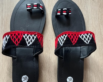 Bestickte Toghu Damenhausschuhe | Handgefertigte kamerunische Sandalen | Afrikanische gestickte Slip-On-Schuhe | Kulturelle Tikar Kulturerbe Schuhe