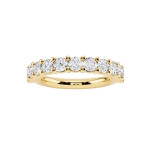 Könnte beinhalten: Ein goldener Ring mit einer Reihe klarer, runder Edelsteine. Der Ring hat eine polierte, gelbgoldene Oberfläche. Die Edelsteine sind gleichmäßig über die Oberseite des Bandes verteilt. Der Ring ist vor weißem Hintergrund.