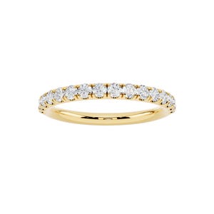 Könnte beinhalten: Ein Ring aus Gelbgold mit einer Reihe kleiner, runder, klarer und facettierter Edelsteine, die entlang der oberen Hälfte des Rings eingefasst sind. Das Metall hat eine polierte, reflektierende Oberfläche und die Steine sind gleichmäßig angeordnet.