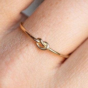 Anello con nodo d'amore in oro 14 carati, anello con nodo minimalista, anello con promessa, delicata fede nuziale riempita d'oro, anello regalo per damigella d'onore, sottile anello impilabile in oro