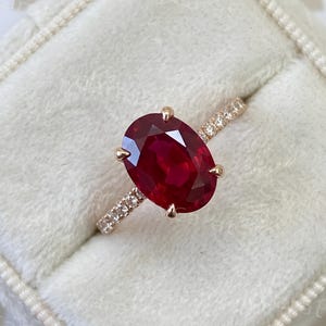 Pierścionek zaręczynowy z owalnym rubinem 2CT | Ukryty pierścionek ślubny z aureolą | Owalny pierścionek z litego złota 10K | Prezent na pierścionek zaręczynowy | Prezent na rocznicę dla niej