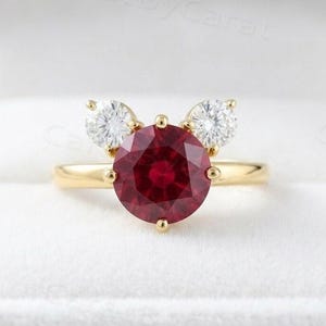 Op Mickey Mouse geïnspireerde robijnrode verlovingsring, 3 stenen Mickey Mouse-gezichtsring, unieke belofte verjaardagscadeau voor haar, op Disney geïnspireerde ring