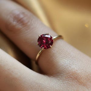2 kt massief gouden 6-tands ronde robijnrode verlovingsring, robijnrode ring, solitaire robijnring. Trouwring, reisring, unieke zilveren beloftering