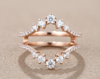 Anello di protezione con fascia di diamanti e moissanite rotonda per donna, regalo di anniversario di matrimonio curvo per la moglie, gioielli impilabili, fede nuziale