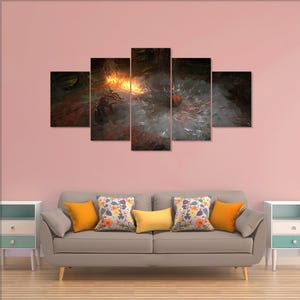 Könnte beinhalten: Ein fünfteiliges Leinwandkunstwerk, das eine feurige Explosionsszene darstellt. Das Kunstwerk weist eine dunkle, dramatische Farbpalette mit Orangetönen, Braun und Grau auf. Die Leinwand ist über einem grauen Sofa mit bunten Kissen angebracht.