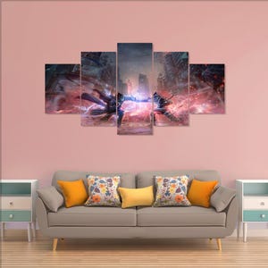 Può includere: Un'opera d'arte su tela a cinque pannelli raffigurante una scena di battaglia con due figure che si scontrano in un paesaggio urbano. L'opera presenta una composizione dinamica con colori vivaci, tra cui blu, viola e rosso, creando un senso di azione ed energia.