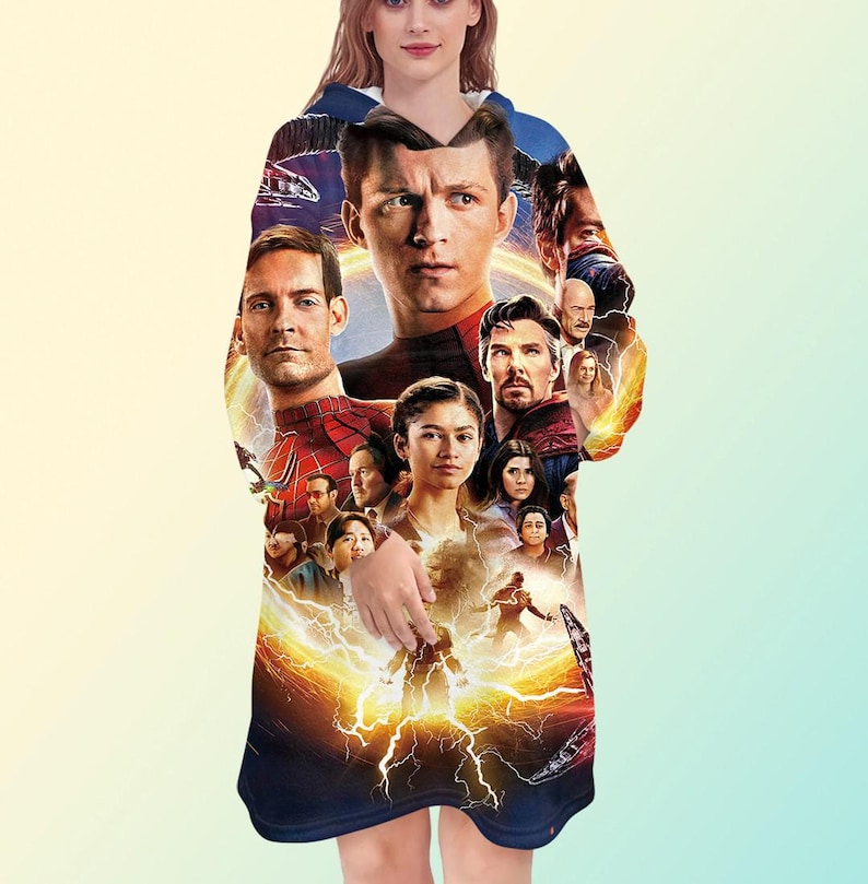 Puede incluir: Una manta con capucha azul marino con un collage de personajes de una pel&iacute;cula. La manta tiene una imagen grande de un hombre en el centro, rodeado de otros personajes y un dise&ntilde;o de rayo.