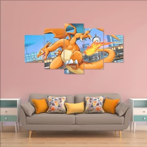 Può includere: Un'opera d'arte murale a pannelli multipli con una vivace creatura arancione simile a un drago con dettagli blu, ambientata su uno sfondo urbano. L'opera raffigura la creatura che sputa fuoco, con un orologio sullo sfondo.