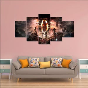 Puede incluir: Una obra de arte en lienzo de cinco paneles que representa una escena de fantasía con figuras frente a un portal de fuego. La obra presenta un cielo dramático, montañas y una paleta de colores naranja, negro y gris. El lienzo se exhibe sobre un sofá gris con cojines coloridos.