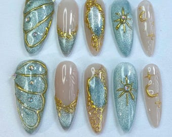 Uñas postizas verdes con diseño de ojo de gato, uñas doradas con diseño de luna y estrella, set de gel corto almendrado hecho a mano con mariposa 3D