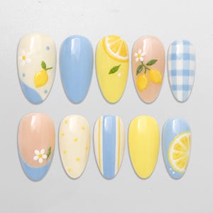 Unhas postiças Summer Lemon, unhas com estampa xadrez de margaridas amarelas e azuis, conjunto de unhas de gel amêndoa artesanais para as festas de fim de ano.
