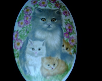 Cute vintage 1981 ,  Franklin porcelain, oval shape  trinket box " Mothers Day" with a cat and  three kitten   image.