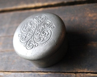 Art nouveau vintage 20s,   ,  thick pewter 95%, small , ornate , lidded , trinket, round  storage box. Made by Etain Zinn.