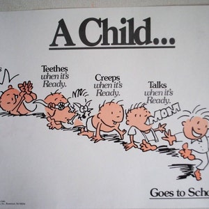 Può includere: Un'illustrazione in bianco e nero dello sviluppo di un bambino, che mostra un bambino che nasce, fa i denti, gattona, parla, cammina e va a scuola. Il testo dice "Un bambino... Nasce quando è pronto. Fa i denti quando è pronto. Gattona quando è pronto. Parla quando è pronto. Cammina quando è pronto. Va a scuola quando..."