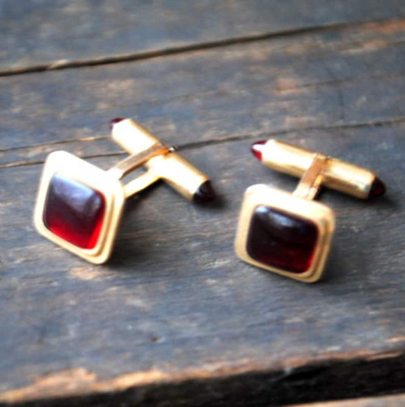 Made by Krementz. square shape cuff links with a ruby red lucite Art deco vintage 50s gold tone metal