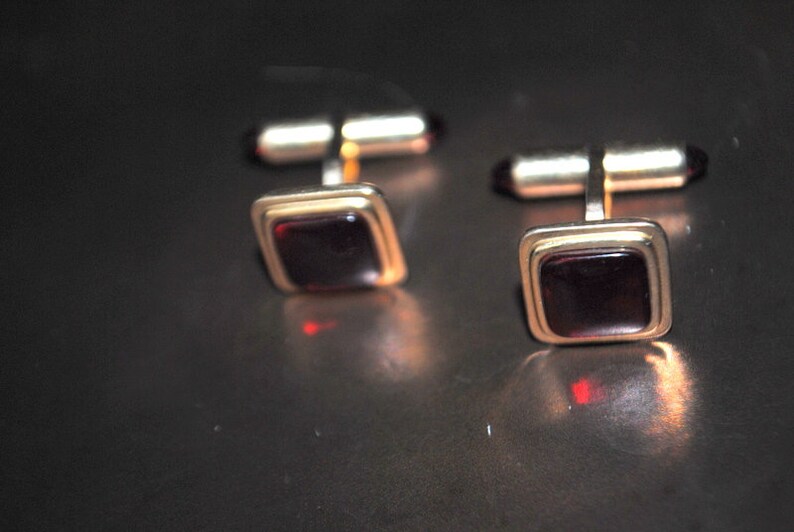 Made by Krementz. square shape cuff links with a ruby red lucite Art deco vintage 50s gold tone metal