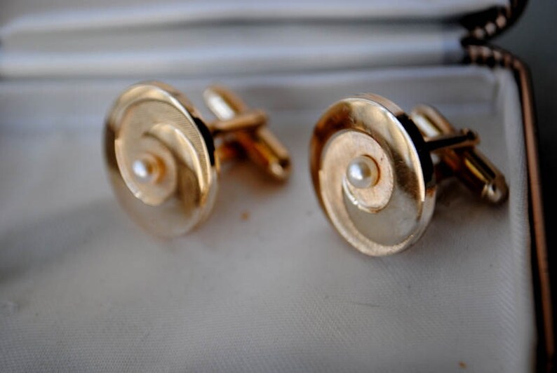 Made by Country Club. combine metal swirl design cufflinks with a tiny pearl Mod vintage 50s goltone