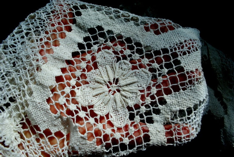 K&ouml;nnte beinhalten: Wei&szlig;e H&auml;kelspitze mit einem zarten Blumenmuster. Die Spitze ist handgefertigt und hat einen Vintage-Look.
