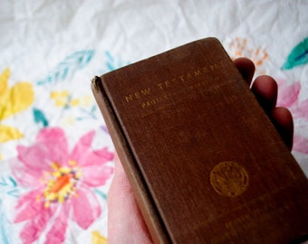 1942  vintage pocket , religious  book " New Testament" .  Prepared  for the use  of  protestant  personnel of the Army of USA.
