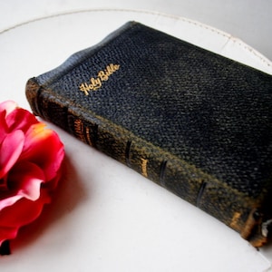 1913 vintage  unique  religious book &quot; The Holy Bible&#39;&#39;, Old and New  Testament, Authorized  Version,  International. By John Winston Co.