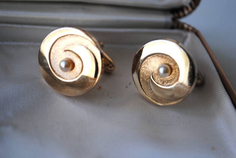 Made by Country Club. combine metal swirl design cufflinks with a tiny pearl Mod vintage 50s goltone