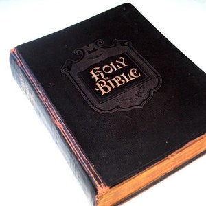 1953 vintage, unique ,  family  Holy Bible , self pronouncing, KJV,  Old and New Testament, reference  ,  revised, red lettering. By Holman.