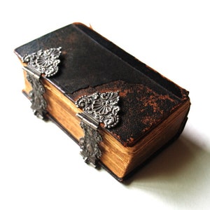 Authentic vintage 1861 Dutch Holy  Bible&quot; Biblia, de Gantsche  Heylige  Scripture, des Ouden  ende   des  Nieuwen  Testaments&#39;&#39;.