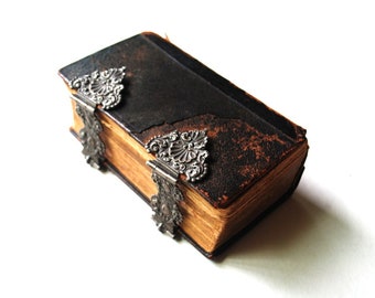 Authentische niederländische Heilige Bibel aus dem Jahr 1861 „Biblia, de Gantsche Heylige Scripture, des Ouden ende des Nieuwen Testaments“.