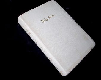 1972 vintage , religious , white binding  book" Holy  Bible" , revised , standard  version, red lettering , second  edition, Thomas Nelson.