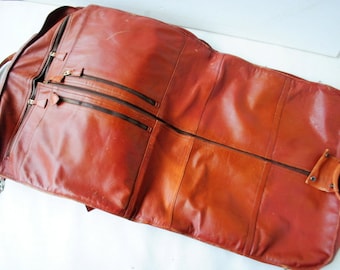 Awesome  vintage  1980, rust brown  genuine leather  suiter bag , luggage,  carry on  travel  garment.  Made by Land.