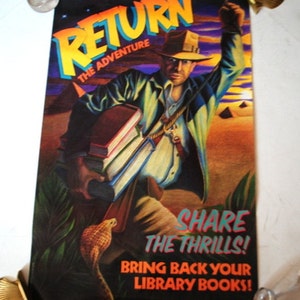 Può includere: Un poster colorato con un uomo con un cappello e una frusta, che porta una pila di libri. Il poster dice "Return the Adventure" e "Share the Thrills! Bring back your library books!"