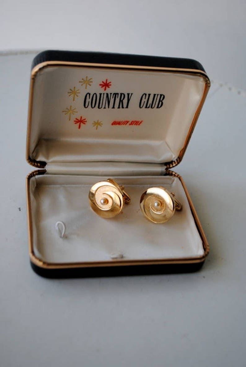 Made by Country Club. combine metal swirl design cufflinks with a tiny pearl Mod vintage 50s goltone