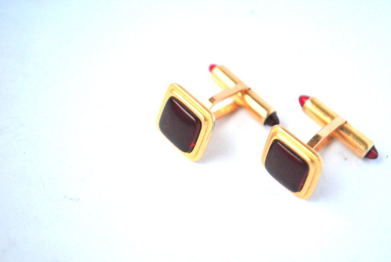 Made by Krementz. square shape cuff links with a ruby red lucite Art deco vintage 50s gold tone metal