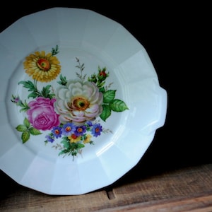 Wunderschöner Vintage 1969, deutsches Porzellan, skulpturierte, gerippte Platte mit einem botanischen, Handdruck in der Mitte. Von Furstenberg.