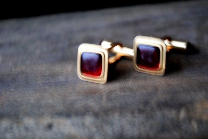 Made by Krementz. square shape cuff links with a ruby red lucite Art deco vintage 50s gold tone metal