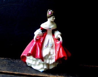 Elegant vintage 50s, Royal Doulton, porcelain,hand made , small figurine&quot; Southern Belle&quot; by Peggy Davies, HN 3174.