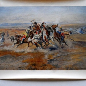 Può includere: Un dipinto ad acquerello che raffigura un gruppo di guerrieri nativi americani a cavallo che caricano verso lo spettatore. I guerrieri indossano abiti e copricapi tradizionali e sono armati di lance, archi e frecce. Il dipinto è ambientato sullo sfondo di una vasta pianura aperta.