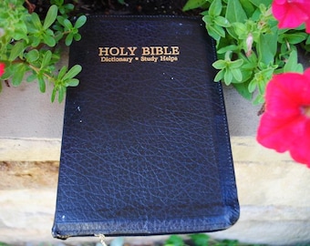 1989 vintage, zippered  book " Holy Bible" , Old , New  testaments, KJV, dictionary,  study helps, red lettering, by World Bible Publishers.
