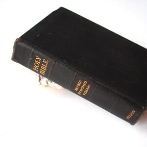 1953 vintage wonderful religious book&quot; The Holy Bible&quot;, Old and New Testaments  By  Thomas Nelson & Sons.