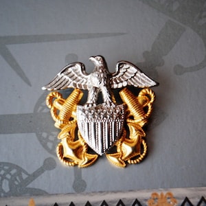 WWII  vintage, sterling silver,  H x H, 1/20 , 10K g.f.  , US  navy,  eagle, hat pin badge.