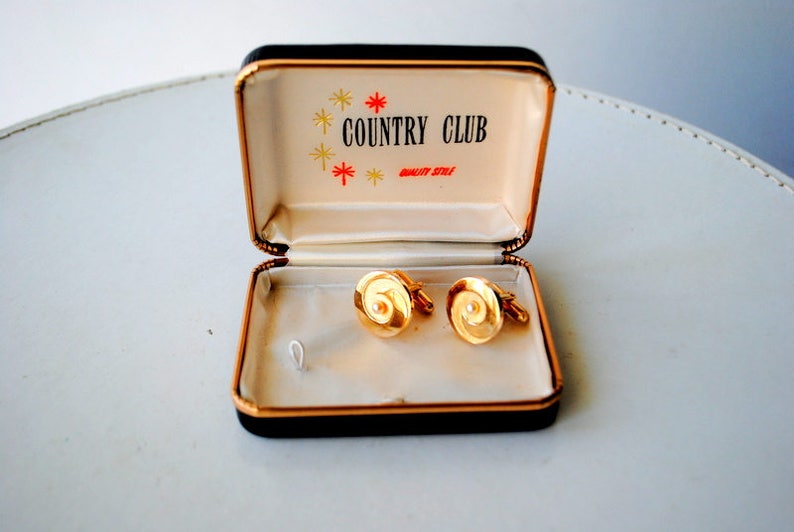 Made by Country Club. combine metal swirl design cufflinks with a tiny pearl Mod vintage 50s goltone