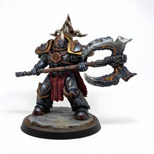 Puede incluir: Figura en miniatura detallada de un guerrero con armadura oscura, sosteniendo una gran hacha de doble filo con detalles de fuego. La figura tiene un casco con cuernos y una tela roja alrededor de la cintura. La base es de piedra gris texturizada.