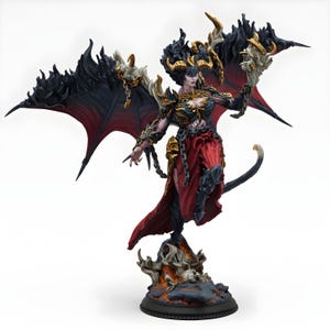 Puede incluir: Figura detallada de una demonio femenina con grandes alas negras y rojas. Viste una armadura ornamentada, una falda roja fluida y sostiene un objeto con forma de calavera. La figura está posada sobre una base rocosa con cola y cuernos.