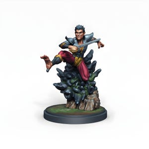 Può includere: Statuetta in miniatura di un artista marziale a metà calcio, con una spada. La figura indossa un abito grigio e oro con pantaloni rossi. Si erge su una base con un terreno roccioso tinto di verde. È un oggetto da collezione.