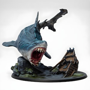 Könnte beinhalten: Detaillierte Skulptur eines weißen Hais mit offenem Maul, das scharfe Zähne zeigt. Der Hai ist blau und weiß und taucht aus dem Wasser in der Nähe eines sinkenden Holzschiffs auf. Der Sockel ist dunkel mit einer felsigen Textur.