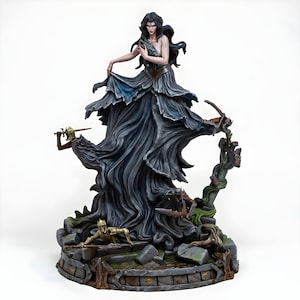 Puede incluir: Figura de fantasía detallada de una mujer con un vestido oscuro y fluido, con pelo largo y negro. La base presenta figuras esqueléticas y una estructura de piedra con enredaderas. La estatua está pintada con una variedad de colores, incluyendo gris, dorado y azul.
