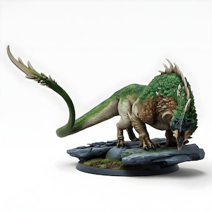 Pode incluir: Figura detalhada de uma criatura fantástica verde e castanha, possivelmente um dragão ou dinossauro, com uma longa cauda curva. A criatura está pousada numa base rochosa com um toque de musgo verde, sobre um fundo branco. A figura tem detalhes nítidos.